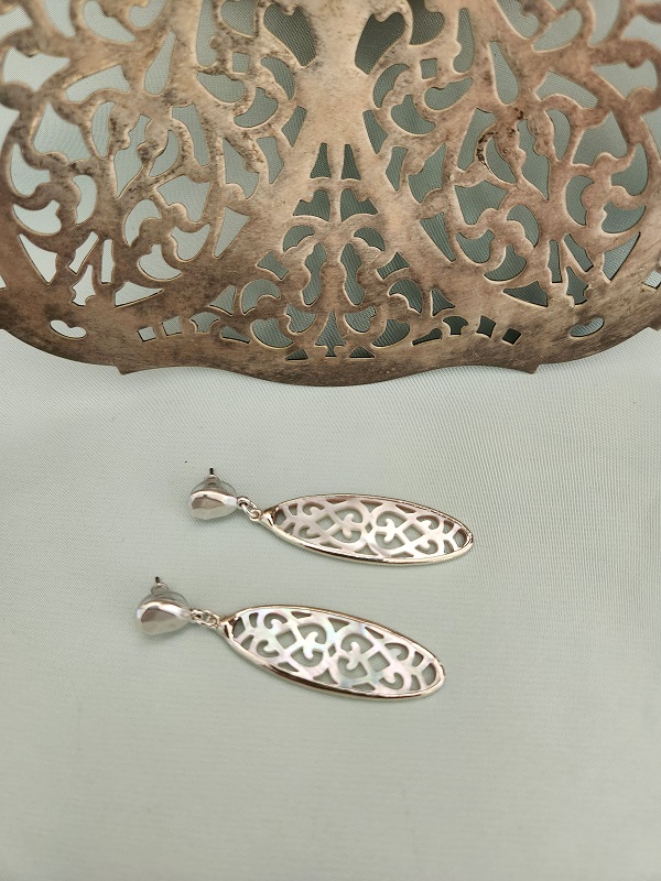 5087. Pearl and Silver Earrings - Lynn Walsh