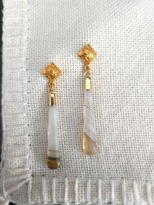 Lynn Walsh 4672. Agate and Gold Earrings