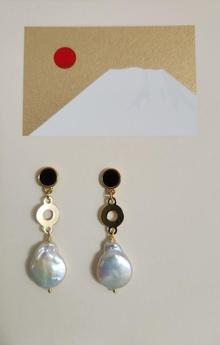 Lynn Walsh 5110. Pearl and Gold Earrings