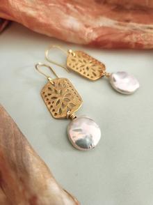 Lynn Walsh 5256. Pearl and Gold Filigree Earrings